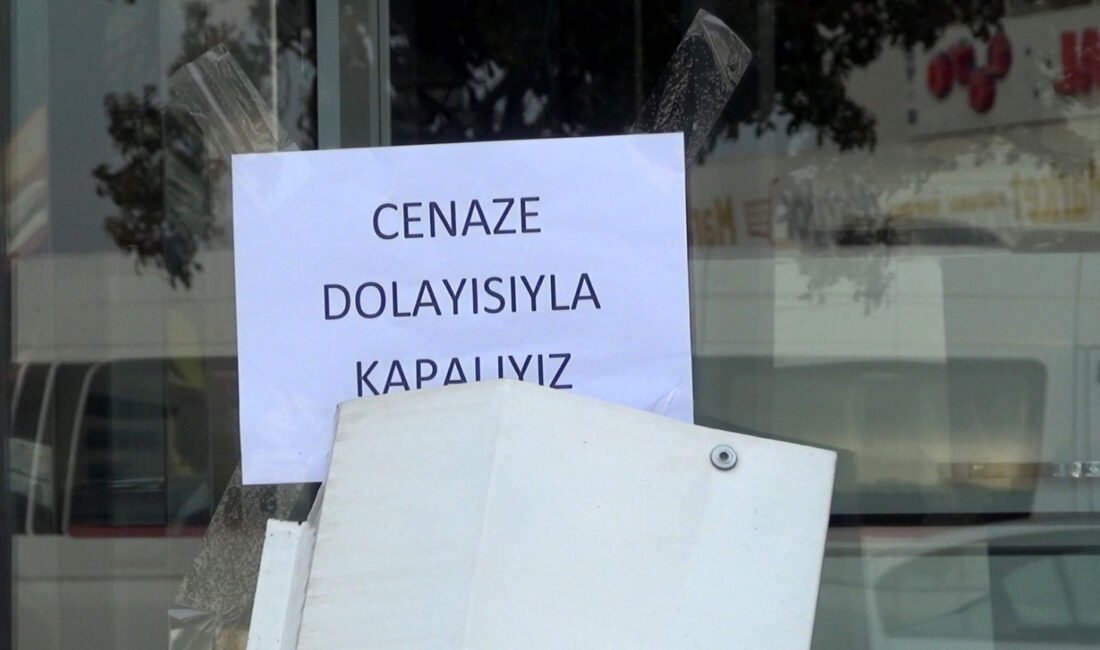 ‘Cenaze dolayısıyla kapalıyız’ yazısı asılan kuyumcuda 50 milyon liralık vurgun iddiası Veli KÖKEN/DÖŞEMEALTI, (Antalya), (DHA)- ANTALYA'nın Döşemealtı ilçesinde 'Cenaze dolayısıyla kapalıyız'