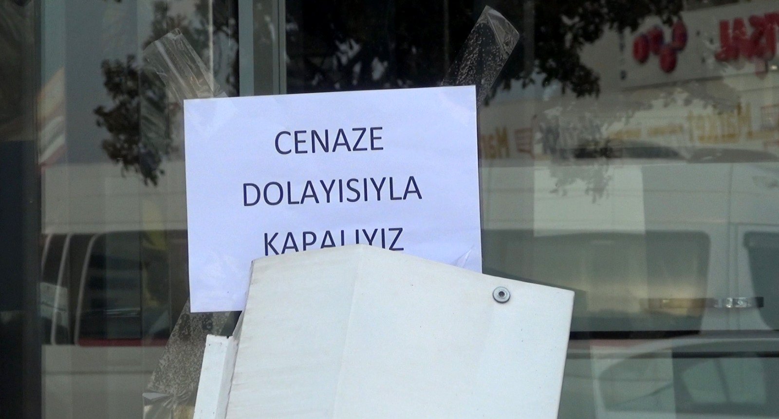 Veli KÖKEN/DÖŞEMEALTI, (Antalya), (DHA)- ANTALYA'nın Döşemealtı ilçesinde 'Cenaze dolayısıyla kapalıyız'