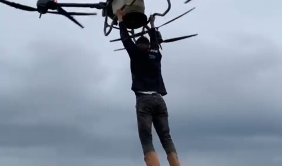 Emre ŞAHİNOL/BAFRA (Samsun), (DHA)- SAMSUN’un Bafra ilçesinde bir çiftçi, ilaçlama