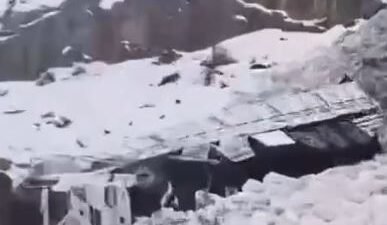 TIR’IN ÜZERİNE ÇIĞ DÜŞTÜ: ŞOFÖR AĞIR YARALANDI Şırnak- Hakkari kara