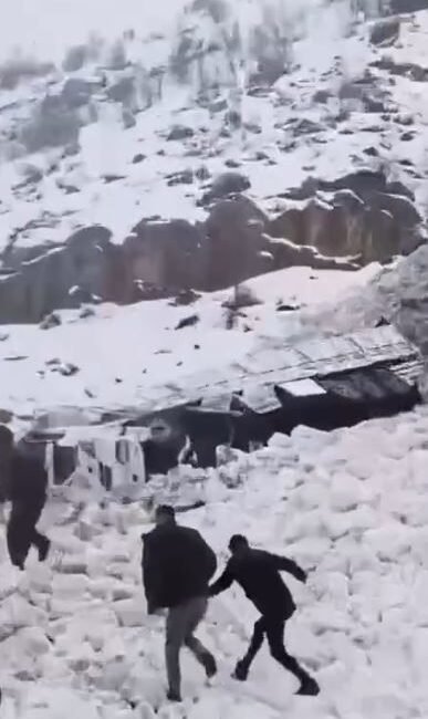 Çığ düşen kara yolunda yolcu otobüsünde mahsur kaldılar (2) TIR’IN ÜZERİNE ÇIĞ DÜŞTÜ: ŞOFÖR AĞIR YARALANDI Şırnak- Hakkari kara