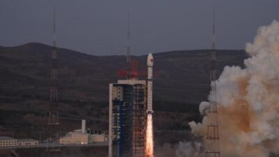 ÇİN, (DHA) - ÇİN’in Wenchang Uzay Fırlatma Üssü'nden uzaya iki