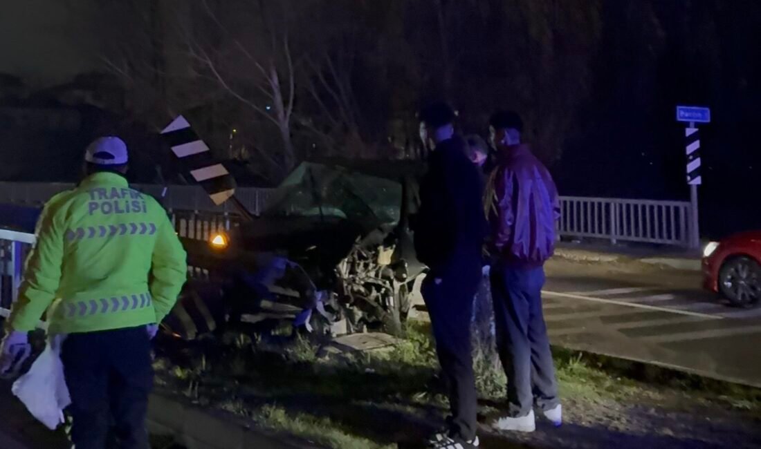 Ayhan ACAR/BARTIN, (DHA)-BARTIN'da köprü korkuluklarına çarpan cipin sürücüsü ile yanındaki