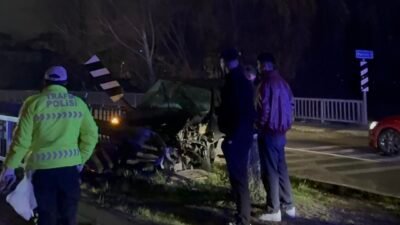 Ayhan ACAR/BARTIN, (DHA)-BARTIN'da köprü korkuluklarına çarpan cipin sürücüsü ile yanındaki