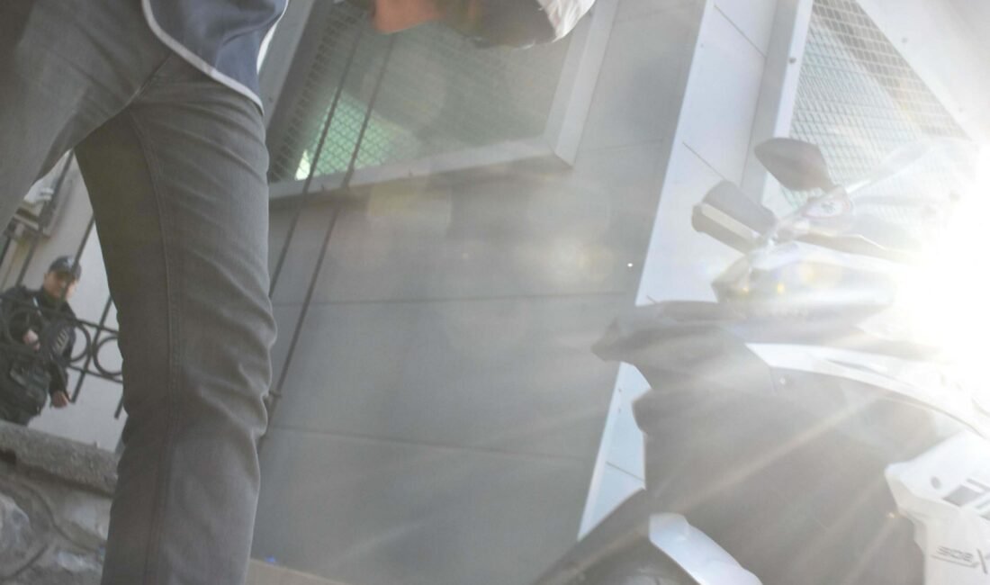 Çocuklarının boğazına bıçak dayayan sanığa bir dava daha Tolga TAHÇI/İZMİR, (DHA)- İZMİR'de boşanma aşamasında olduğu eşi Fatma C.'yi