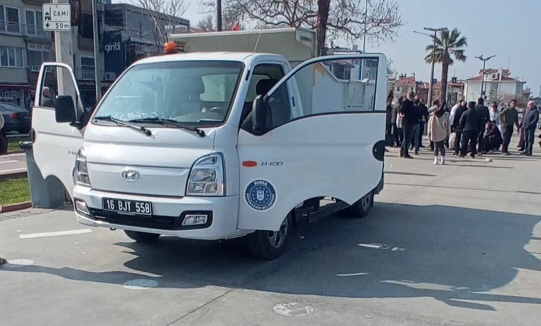 Özgül ATABEY/MUDANYA (Bursa), (DHA)- BURSA’nın Mudanya ilçesinde çöp kamyonunun altında