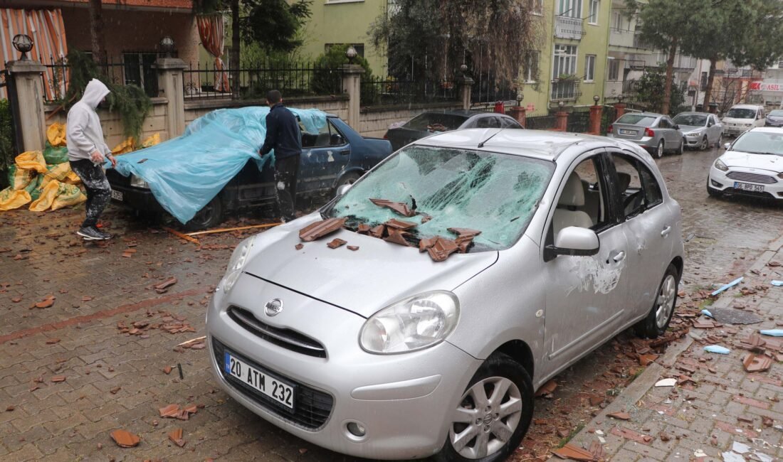 Ramazan ÇETİN/DENİZLİ, (DHA)-DENİZLİ'de etkili olan kuvvetli rüzgar nedeniyle ağaçlar devrildi,