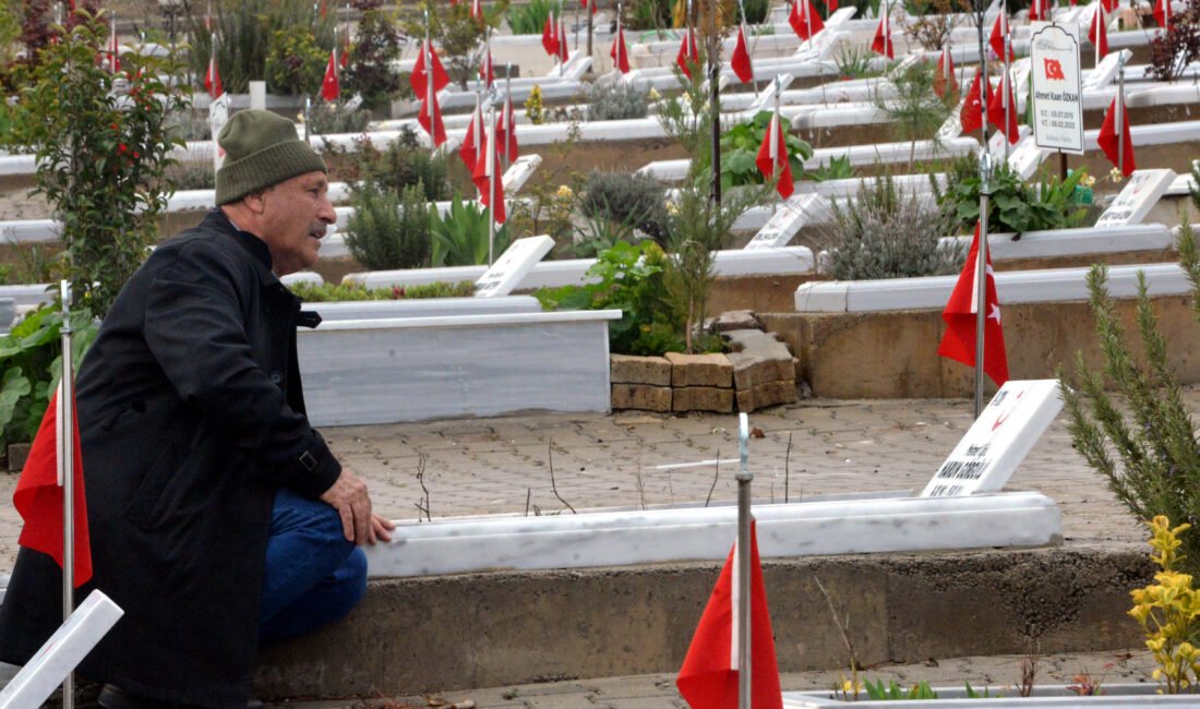 Depremin merkez üssü Kahramanmaraş’ta hüzünlü bayram Ömer KOÇ/KAHRAMANMARAŞ, (DHA)-KAHRAMANMARAŞ'ta 6 Şubat merkezli depremlerde yakınlarını kaybedenler, Ramazan