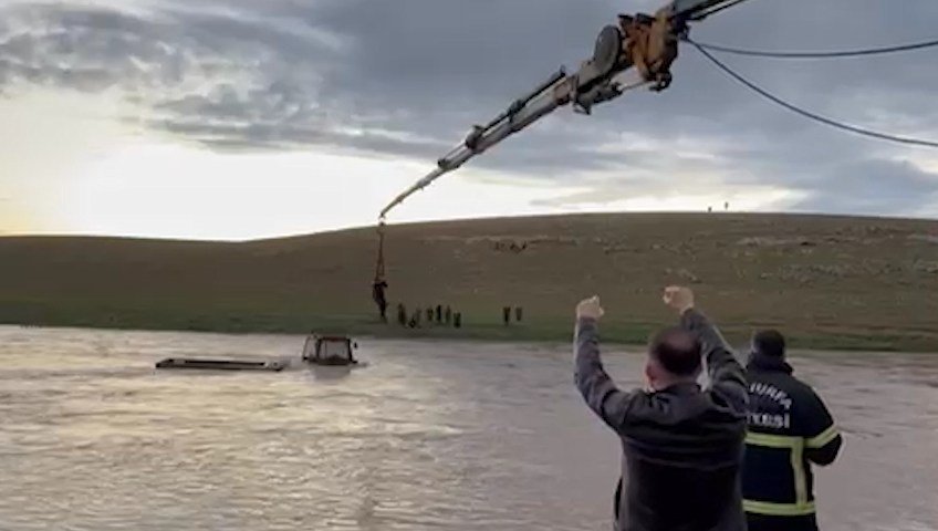 Ali LEYLAK/ŞANLIURFA, (DHA)- ŞANLIURFA’da dereden geçerken mahsur kalan traktörün sürücüsü