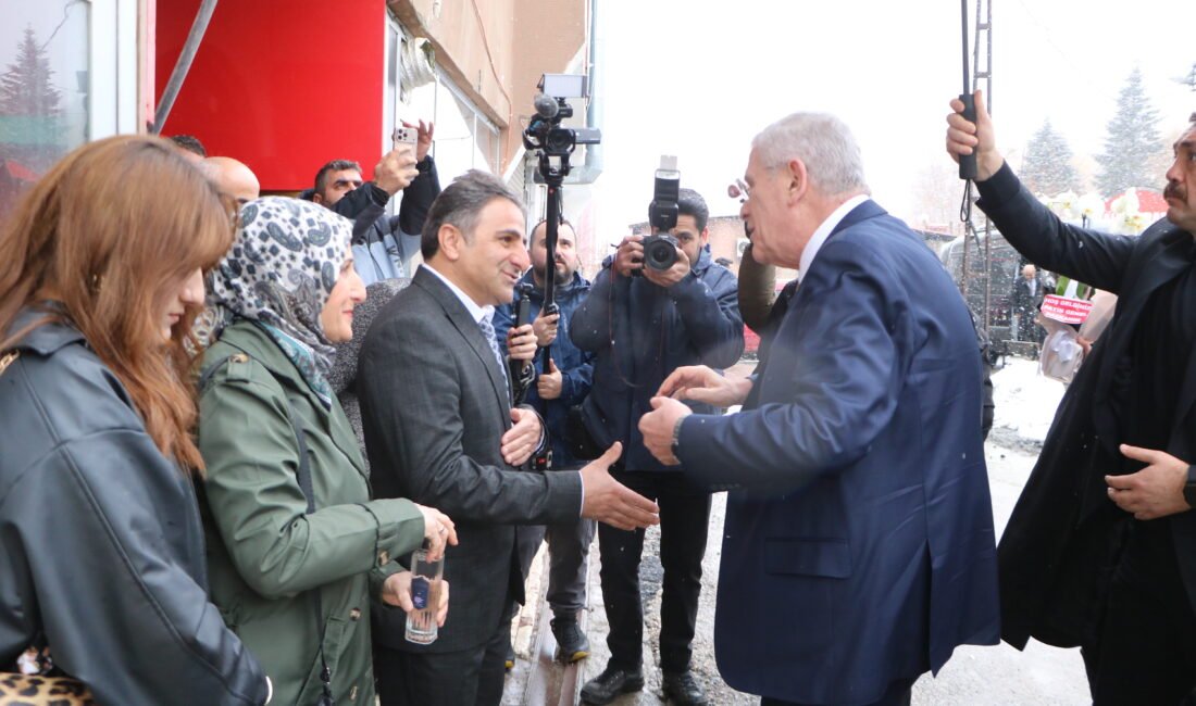 Dervişoğlu: Terörle yapılan hiçbir müzakereyi kabullenebilmemiz mümkün değil Mehmet ÖZKAN/HAKKARİ,(DHA)-İYİ Parti Genel Başkanı Müsavat Dervişoğlu, "Terörle yapılan hiçbir
