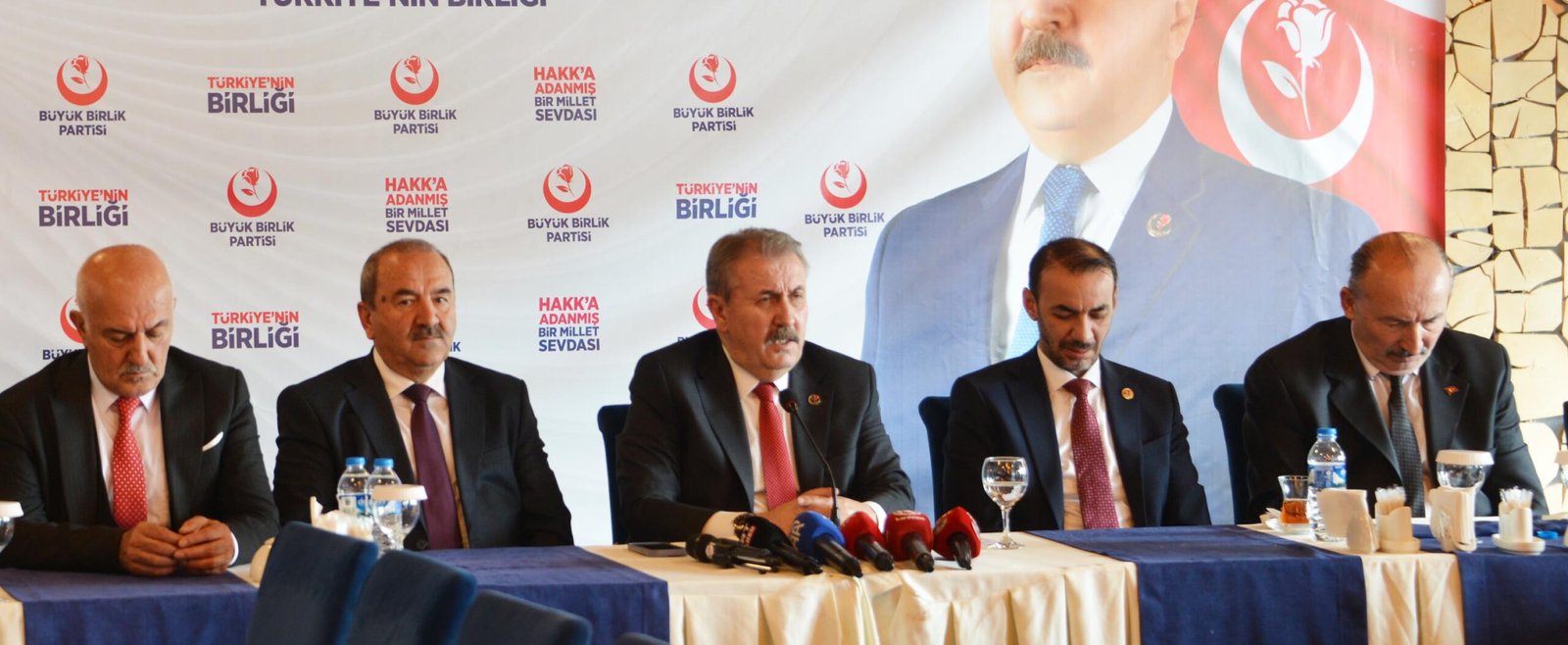 Destici: PKK tüm unsurlarıyla silah bırakmadan anayasal adım atılmamalı Salih TEKİN/ERZURUM, (DHA)- BÜYÜK Birlik Partisi (BBP) Genel Başkanı Mustafa