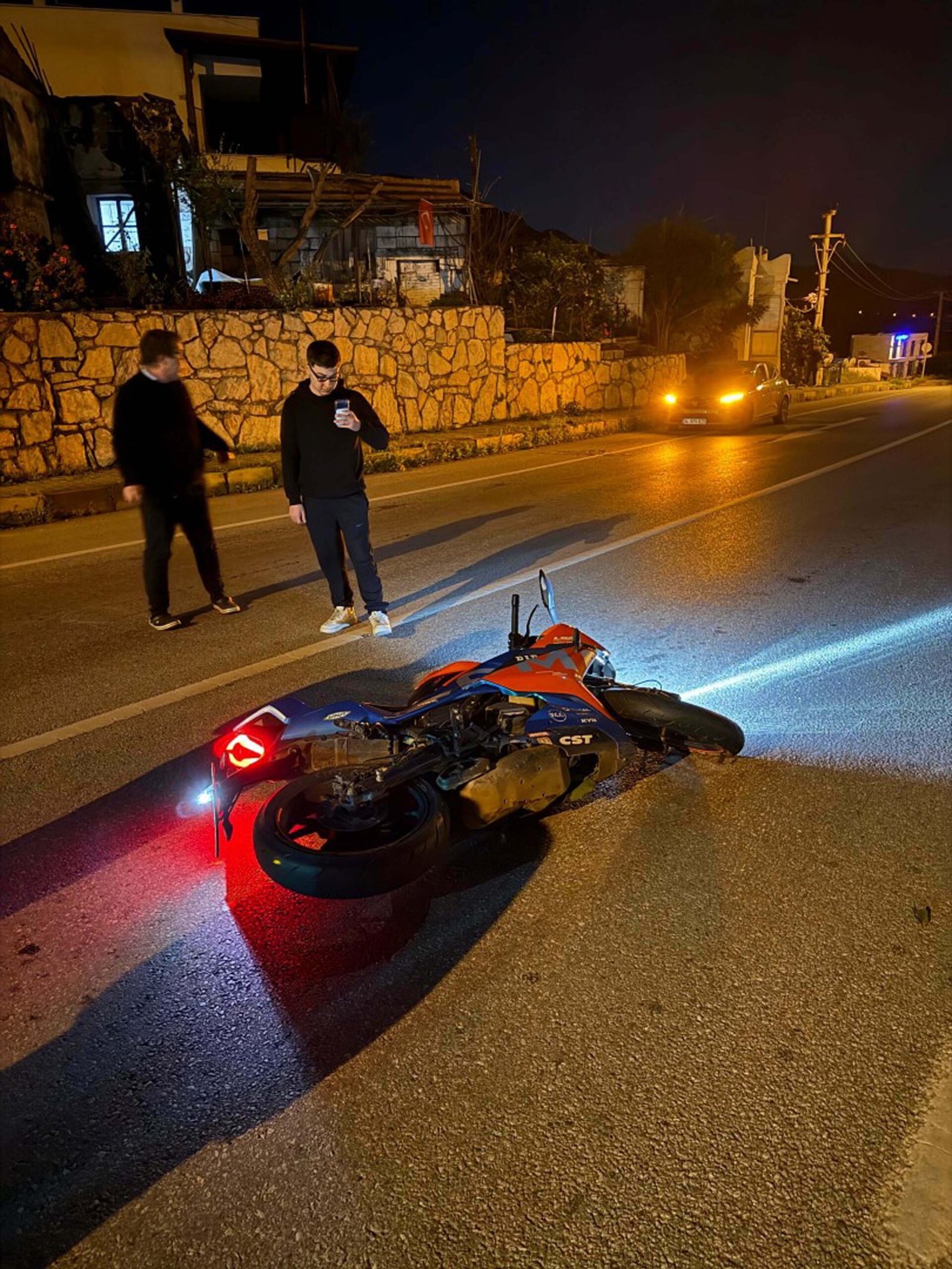 Fırat AKAY/BODRUM, (Muğla), (DHA)- MUĞLA’nın Bodrum ilçesinde devrilen motosikletin sürücüsü