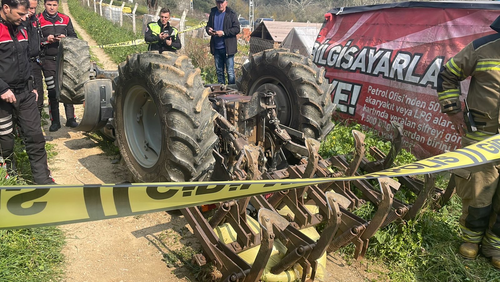 Kazım BULUT/GEMLİK (Bursa), (DHA)-BURSA'nın Gemlik ilçesinde tarlasına giderken devrilen traktörünün
