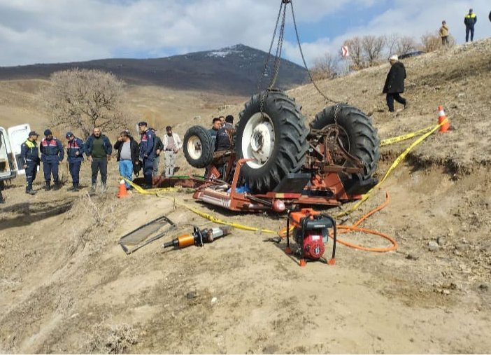 Erkan ALTUNTAŞ / AKSARAY, (DHA)- AKSARAY’da devrilen traktörün altında kalan