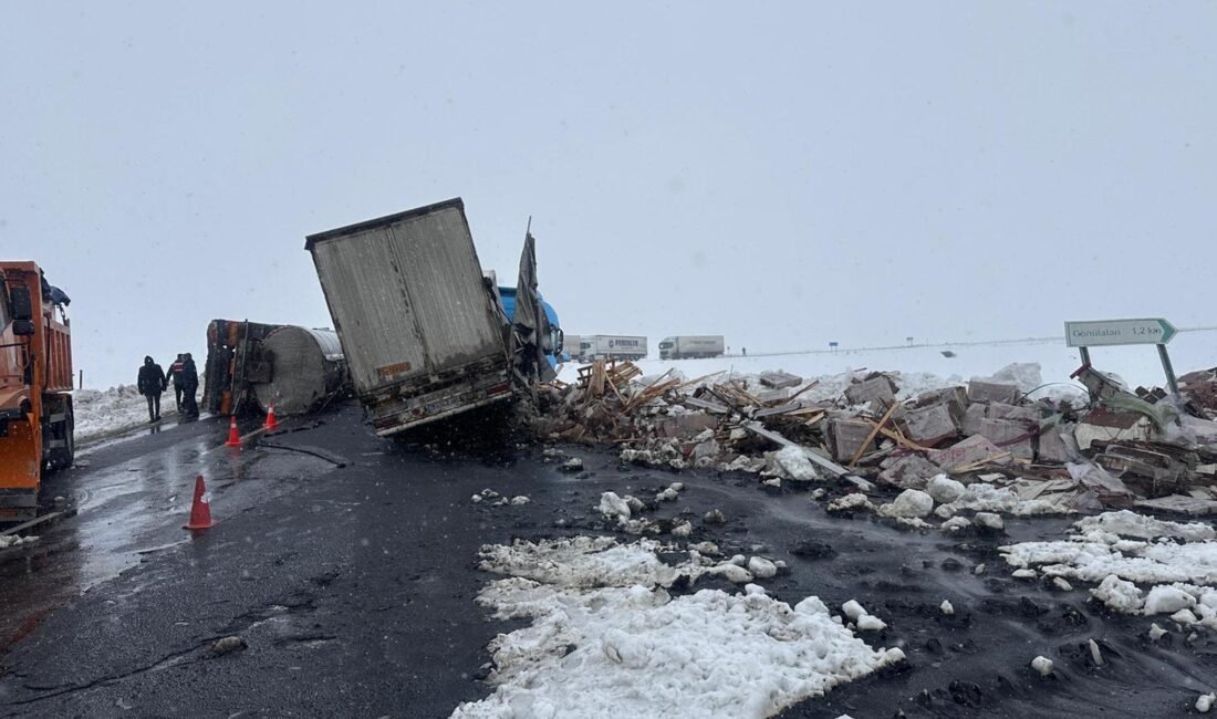 Volkan KARABAĞ/KARS, (DHA)- KARS’ta devrilen zift yüklü tankere, kereste yüklü