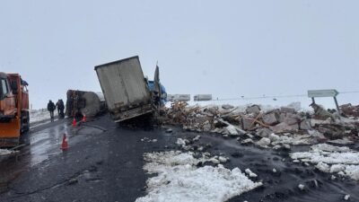 Volkan KARABAĞ/KARS, (DHA)- KARS’ta devrilen zift yüklü tankere, kereste yüklü
