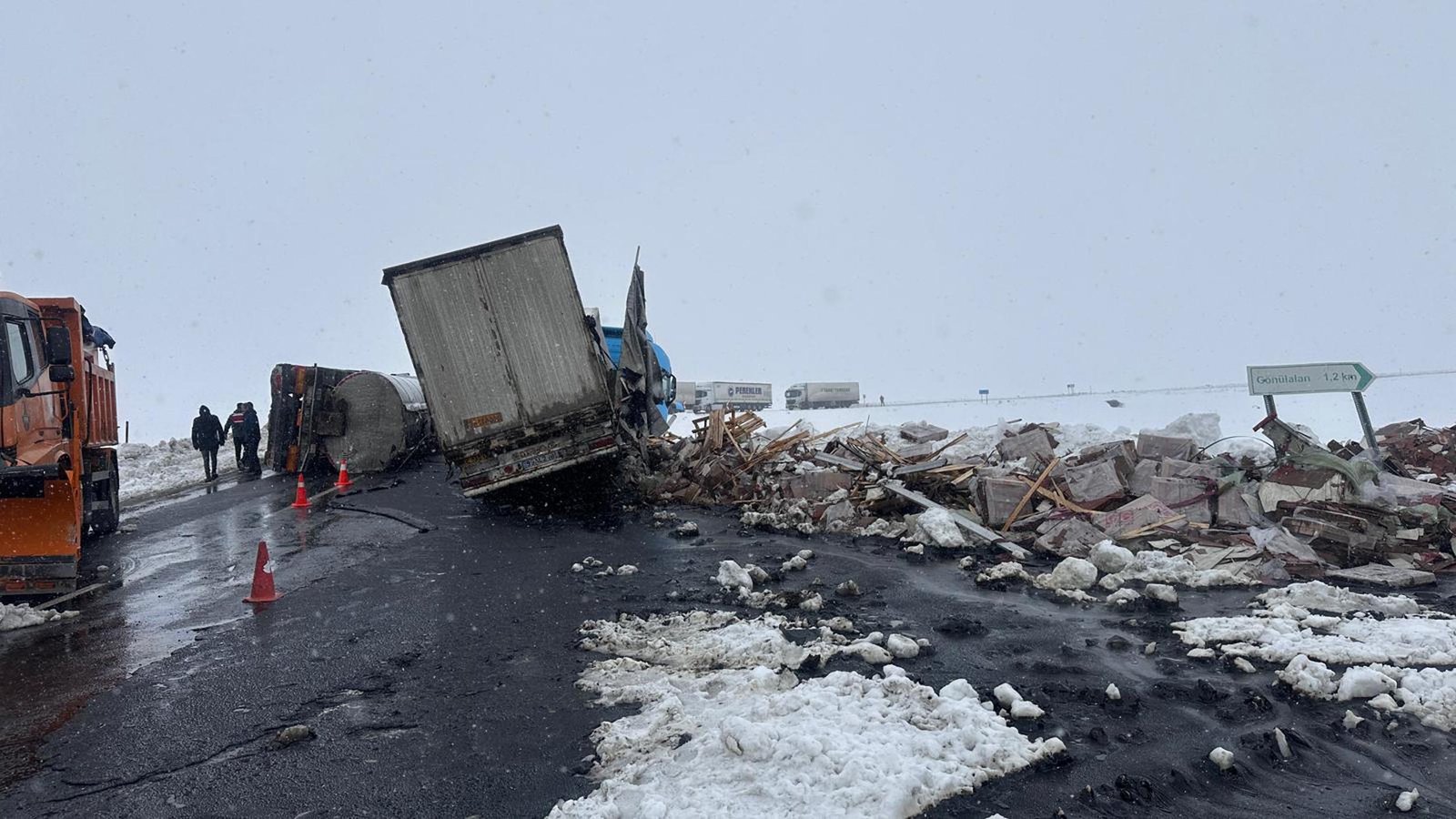 Volkan KARABAĞ/KARS, (DHA)- KARS’ta devrilen zift yüklü tankere, kereste yüklü