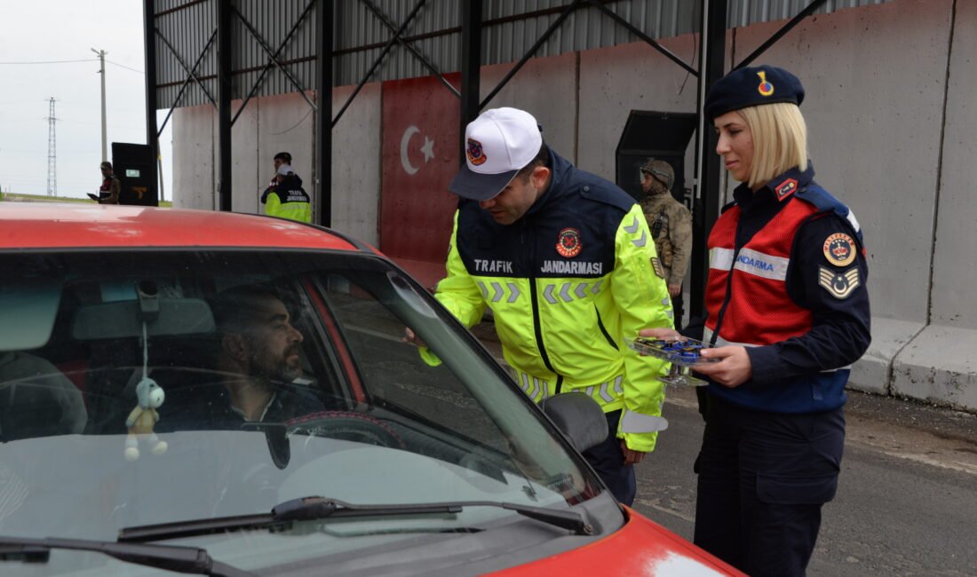 Gıyasettin TETİK-Hüseyin İÇLİ/DİYARBAKIR, (DHA)- DİYARBAKIR'da Ramazan Bayramı öncesi trafik yoğunluğuna