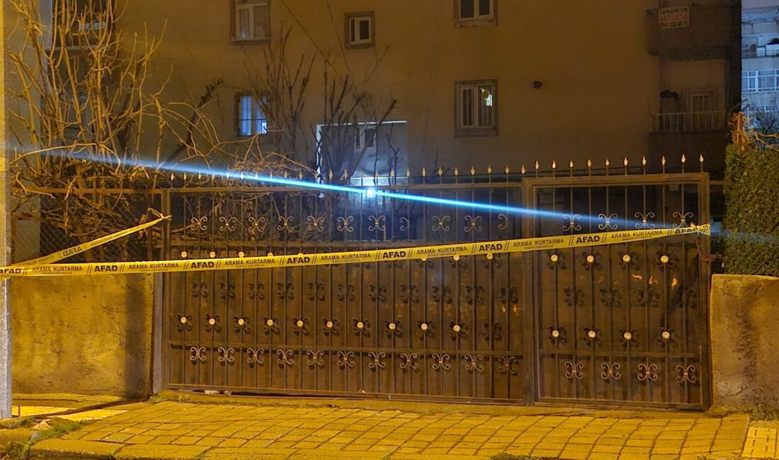 Diyarbakır’da kolonlarından ses gelen binadaki 51 kişi tahliye edildi Gıyasettin TETİK/DİYARBAKIR, (DHA)- DİYARBAKIR’ın Bağlar ilçesinde, kolonlarından ses geldiği ihbarı