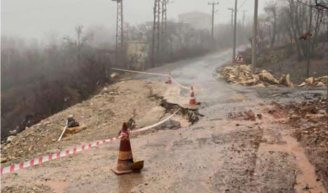 Diyarbakır’da sağanak sonrası dereler taştı, tarım arazilerini su bastı (2) YOLLARDA ÇÖKME, KÖPRÜDE HASAR Diyarbakır’da etkili olan sağanak yağış nedeniyle