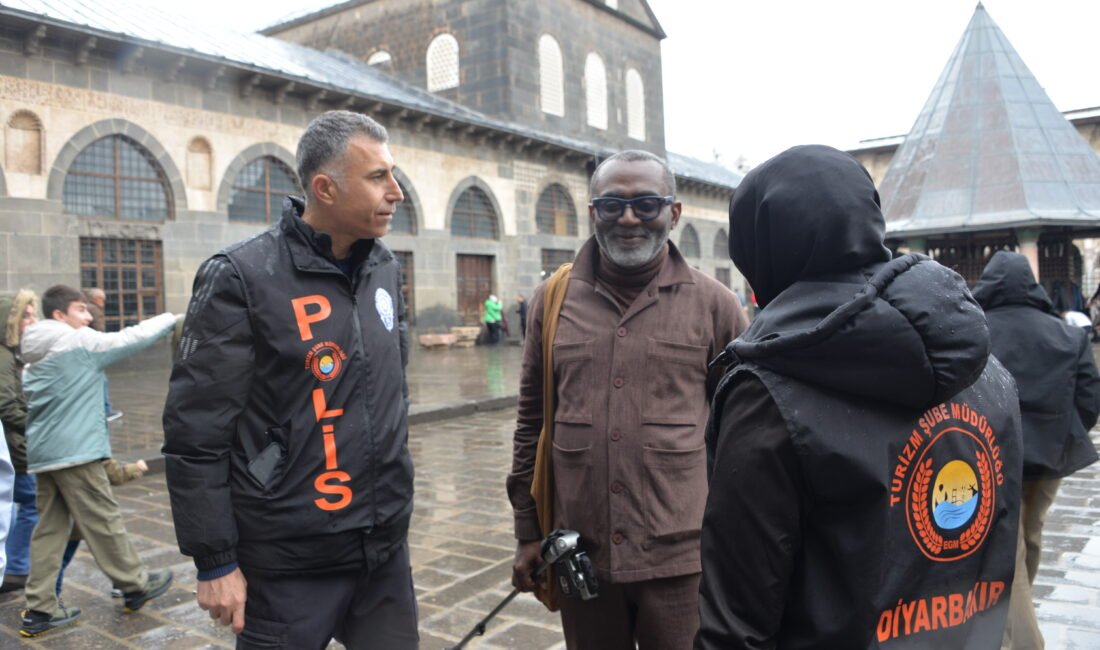 Diyarbakır’da turizm polisi, bayramda kente gelen turistlere 7 dilde hizmet veriyor Gıyasettin TETİK-Seyfettin EKEN/DİYARBAKIR, (DHA)- DİYARBAKIR’da Ramazan Bayramı tatiliyle artan ziyaretçi