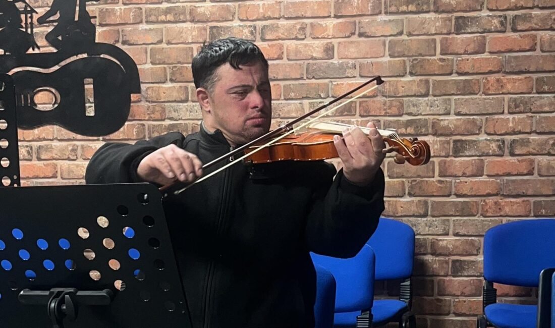 Salih TEKİN/NARMAN(Erzurum), (DHA)- ERZURUM'un Narman ilçesinde Down sendromlu Kadir Yavuz