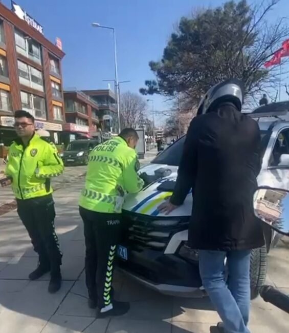 ‘Dur’ ihtarına uymayan alkollü motosiklet şoförüne 244 bin TL ceza Musa KESKİN/DÜZCE, (DHA)- DÜZCE’de, polisin 'dur' ihtarına uymayıp kaçan motosikletin
