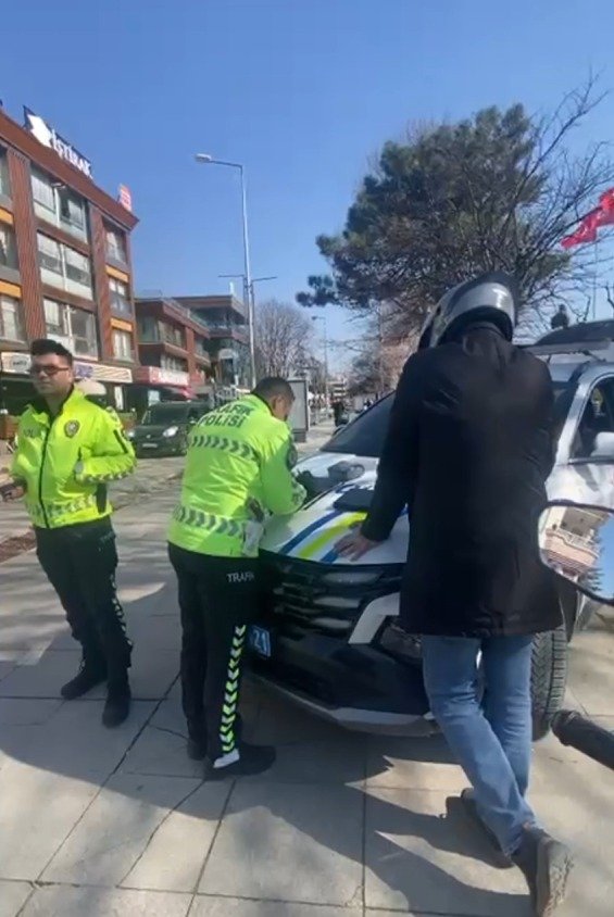 ‘Dur’ ihtarına uymayan alkollü motosiklet şoförüne 244 bin TL ceza Musa KESKİN/DÜZCE, (DHA)- DÜZCE’de, polisin 'dur' ihtarına uymayıp kaçan motosikletin