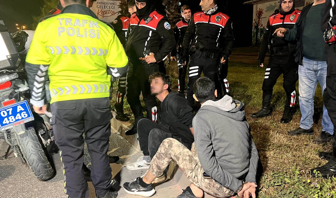 Adem AKALAN/ANTALYA (DHA)-ANTALYA'da polisin 'dur' ihtarına uymayan hafif ticari aracın