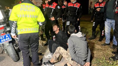 Adem AKALAN/ANTALYA (DHA)-ANTALYA'da polisin 'dur' ihtarına uymayan hafif ticari aracın