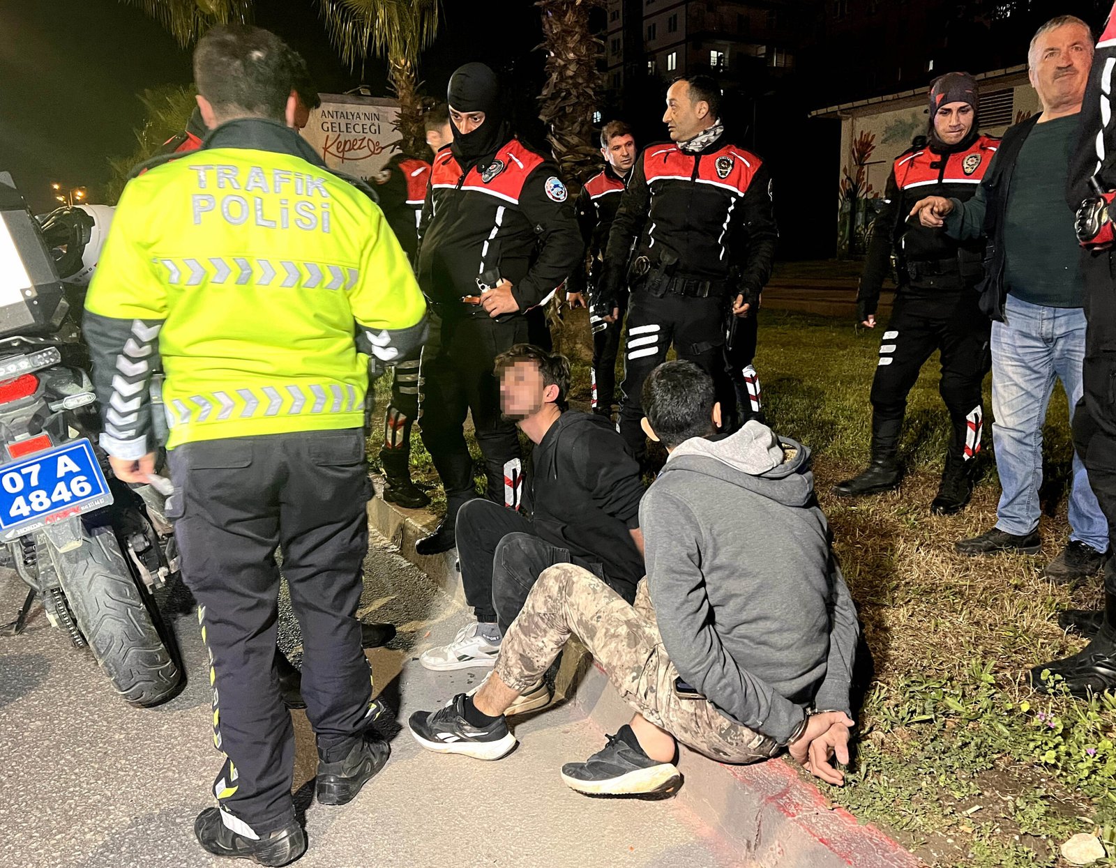 Adem AKALAN/ANTALYA (DHA)-ANTALYA'da polisin 'dur' ihtarına uymayan hafif ticari aracın