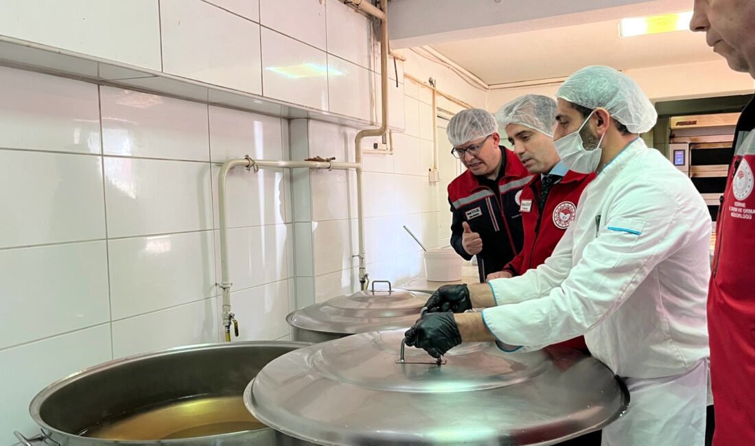 Edirne’de bayram öncesi gıda işletmelerine yönelik kapsamlı denetim Olgay GÜLER-Batuhan SEVER/EDİRNE, (DHA)- EDİRNE'de Ramazan Bayramı öncesi gıda satışı