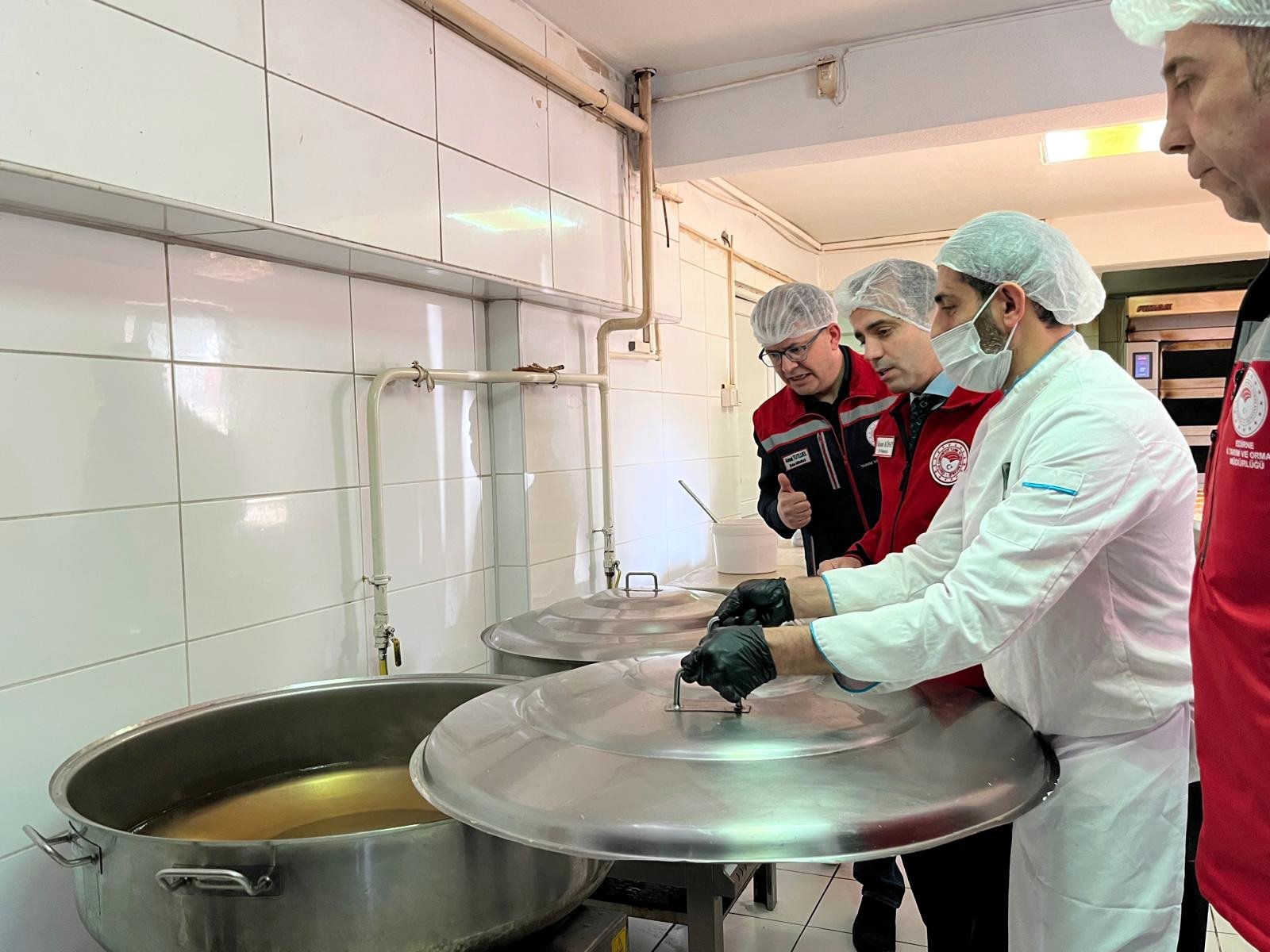 Olgay GÜLER-Batuhan SEVER/EDİRNE, (DHA)- EDİRNE'de Ramazan Bayramı öncesi gıda satışı