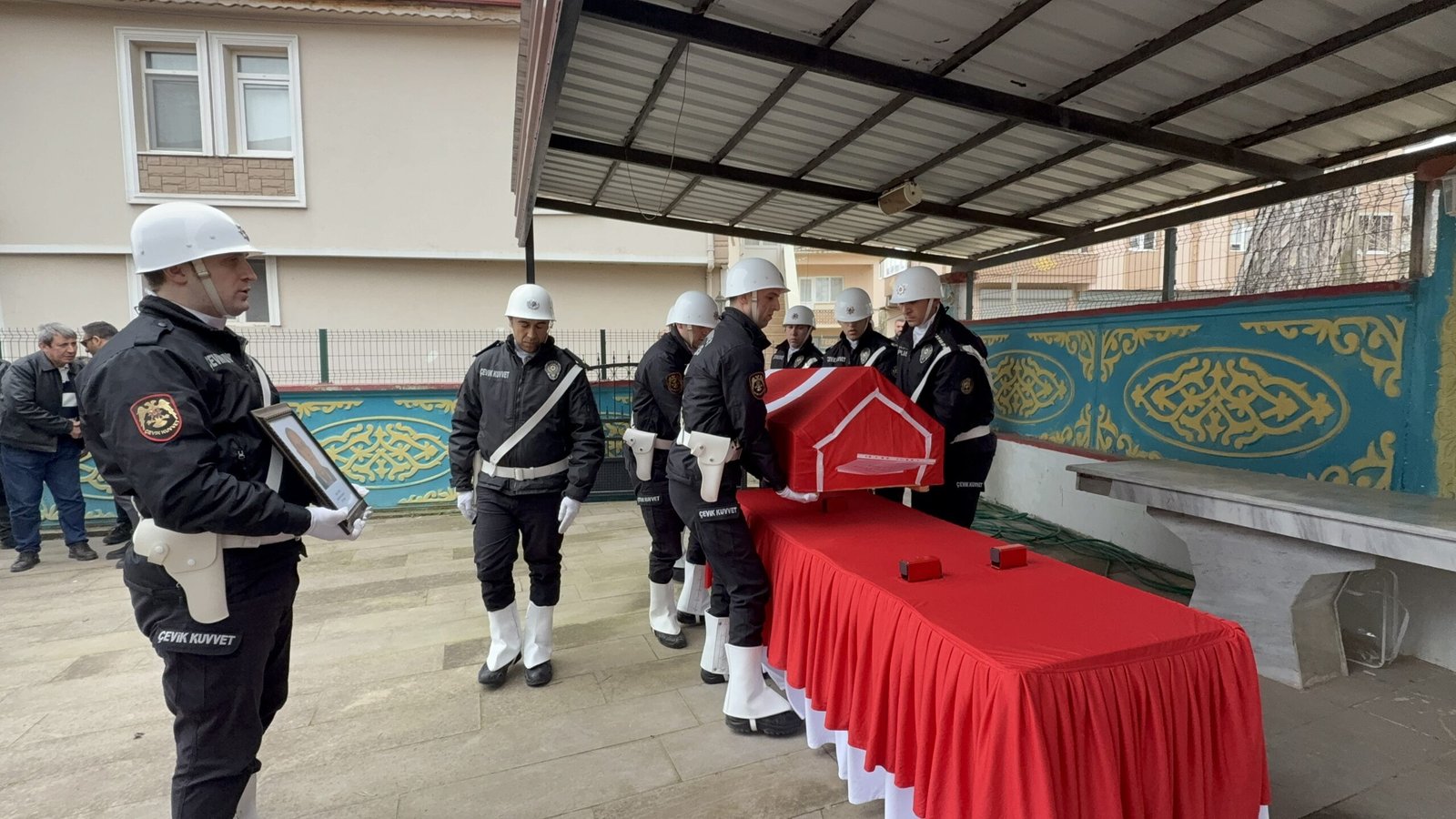 Levent KIZILASLAN/KARASU, (Sakarya), (DHA)- KOCAELİ’nin İzmit ilçesinde caddedeki eğlence mekanının