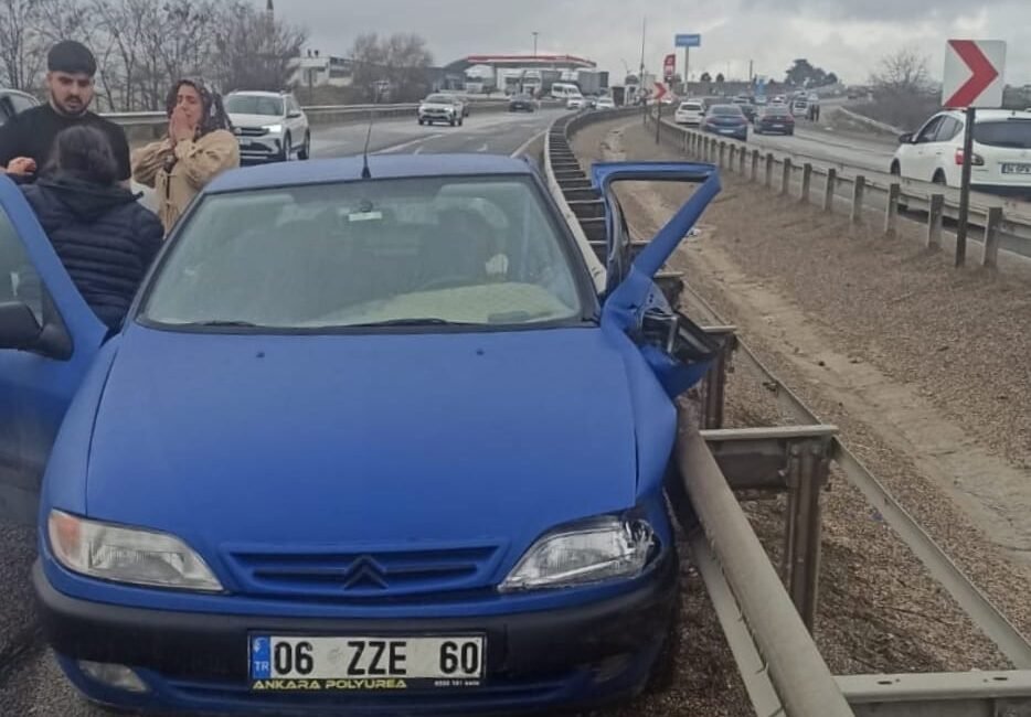 El freni çekilmediği için hareket eden otomobile, başka otomobil çarptı: 1 ölü, 3 yaralı Murat ÖZELCİ/ESKİPAZAR(Karabük),(DHA)- KARABÜK’ün Eskipazar ilçesinde bir akaryakıt istasyonunda el freni