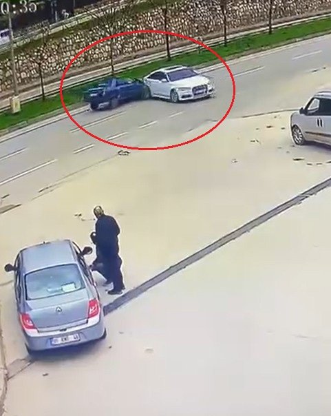 Yiğithan HÜYÜK/GEMLİK (Bursa), (DHA)- BURSA’nın Gemlik ilçesinde sürücüsünün el frenini