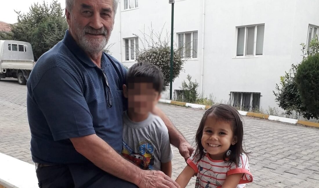 El freni çekilmeyen otomobilin çarptığı Öykü’nün ardından dedesi de kurtarılamadı Yavuz YILMAZ/İNEGÖL (Bursa), (DHA)- BURSA’nın İnegöl ilçesinde, kaldırımda yürürlerken sürücüsünün