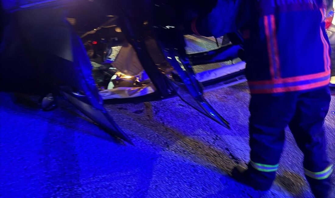 Tekin YALÇINKAYA/ ELAZIĞ, (DHA)- ELAZIĞ’da iki otomobilin çarpıştığı kazada 7