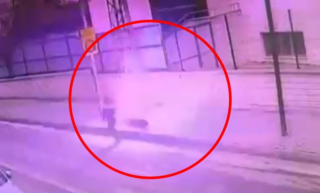 Bayram AYHAN/ BATMAN, (DHA)- BATMAN’da elektrik direğinden koparak yola sarkan