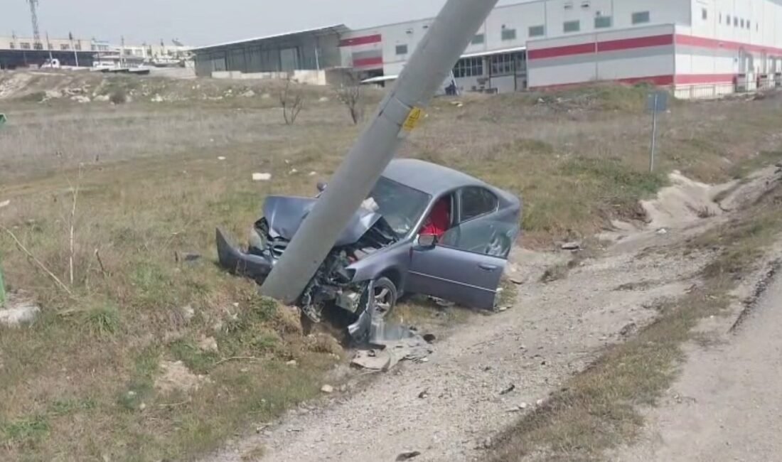 Elektrik direğine çarpan otomobilin sürücüsü yaralandı Tuna İŞLEYEN/ TAVŞANLI (Kütahya), (DHA)- KÜTAHYA’nın Tavşanlı ilçesinde elektrik direğine
