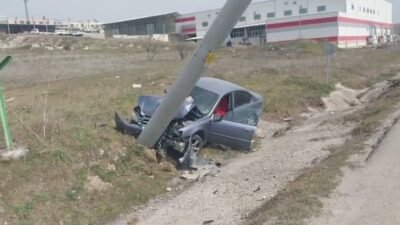 Tuna İŞLEYEN/ TAVŞANLI (Kütahya), (DHA)- KÜTAHYA’nın Tavşanlı ilçesinde elektrik direğine