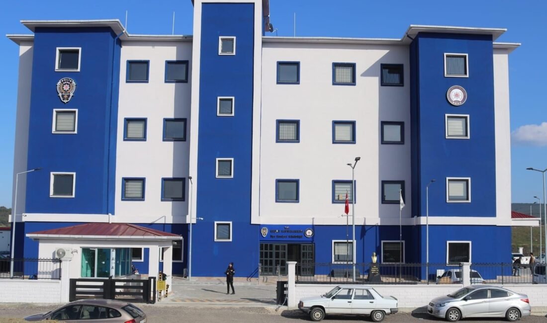 Ünsal YÜCEL/KEŞAN (Edirne), (DHA)- EDİRNE’nin Keşan ilçesinde emniyet müdürlüğü binasına