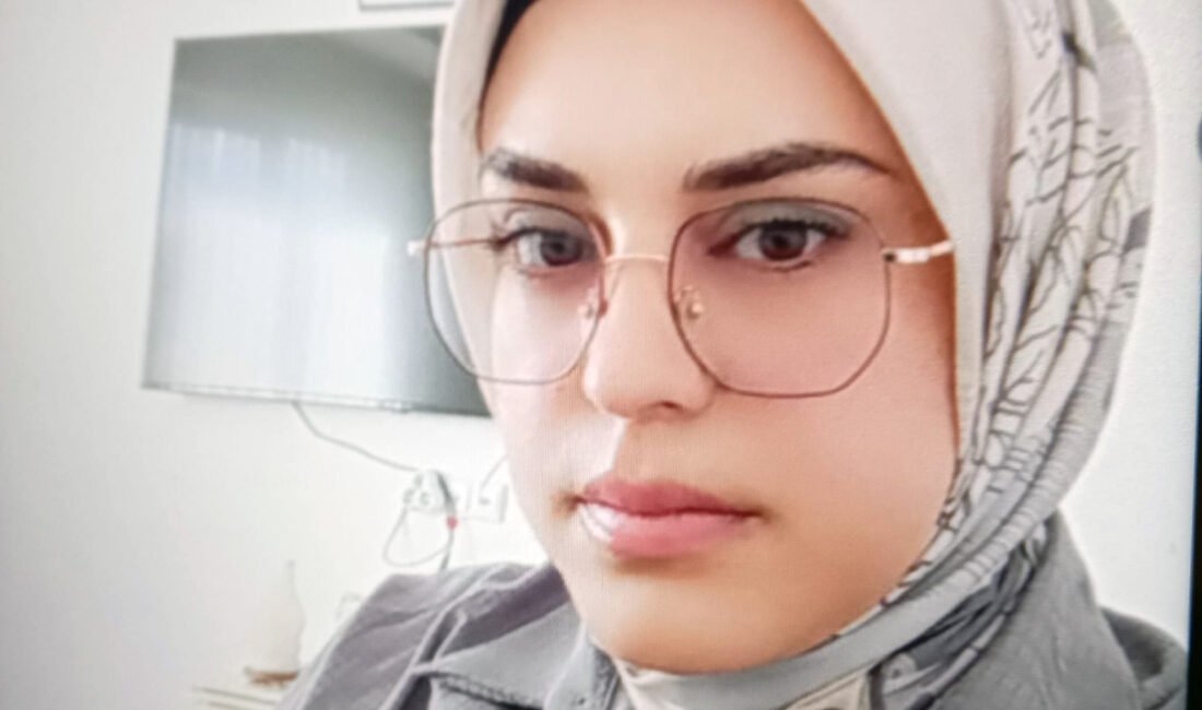 Eşi tarafından anne ve babasının mezarı başında öldürülen Gamze, toprağa verildi Erkan ALTUNTAŞ/AKSARAY, (DHA)- AKSARAY’da, annelerinin mezarı başında dua okurken boşanma