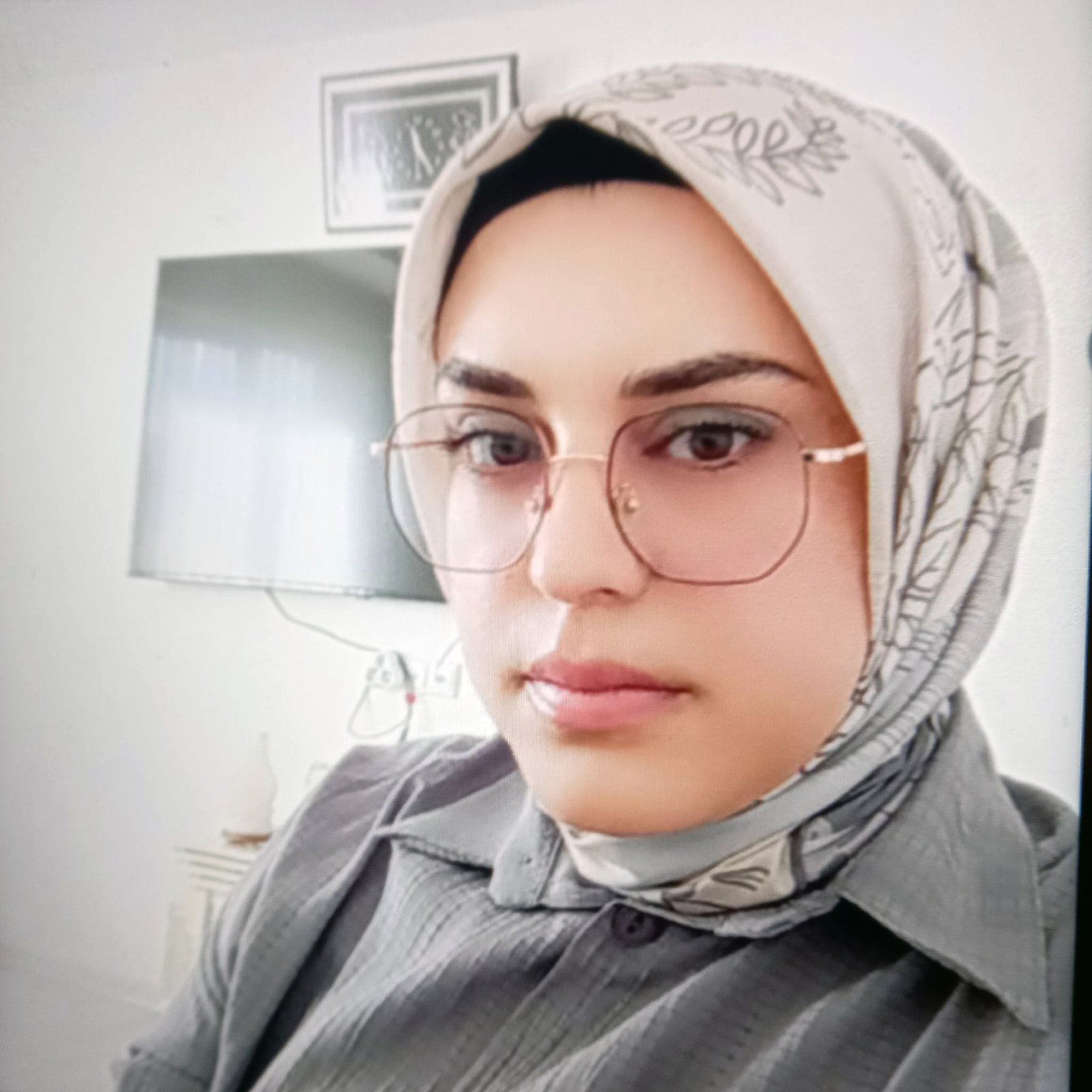 Erkan ALTUNTAŞ/AKSARAY, (DHA)- AKSARAY’da, annelerinin mezarı başında dua okurken boşanma