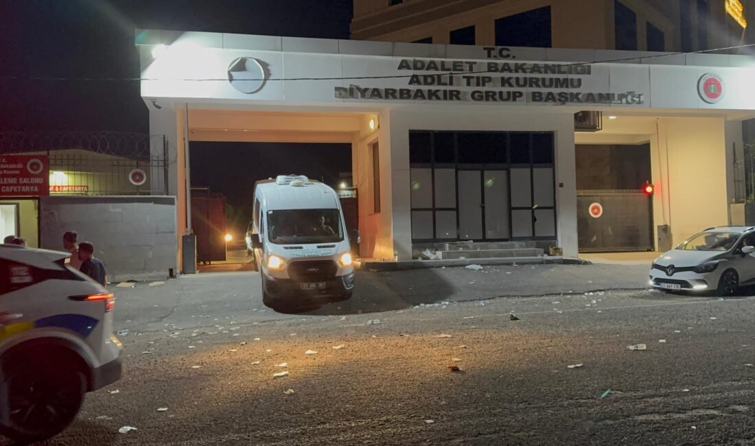 Eşini öldürüp akrabasını yaralayan şüpheli, tutuklandı Seyfettin EKEN- Hüseyin İÇLİ/ DİYARBAKIR, (DHA)- DİYARBAKIR’da aile içinde yaşanan