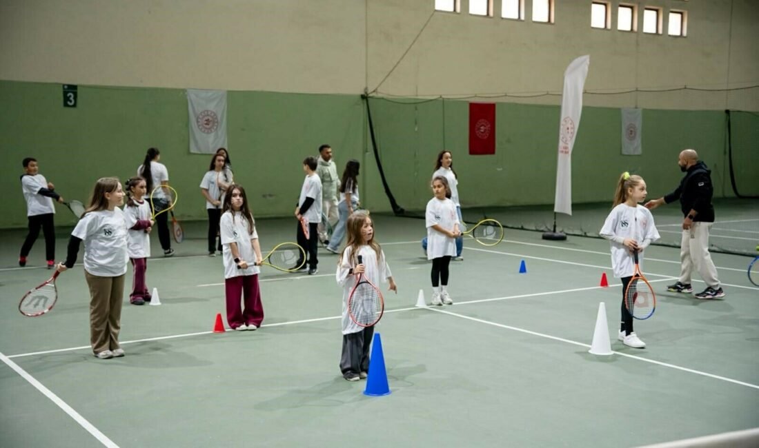 Eski milli sporcu çocukları tenisle buluşturuyor Yağmur ÖNGÜN/İZMİR, (DHA)- İZMİR'in ilçelerinde dezavantajlı bölgelerdeki çocukları tenisle buluşturan