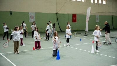 Yağmur ÖNGÜN/İZMİR, (DHA)- İZMİR'in ilçelerinde dezavantajlı bölgelerdeki çocukları tenisle buluşturan