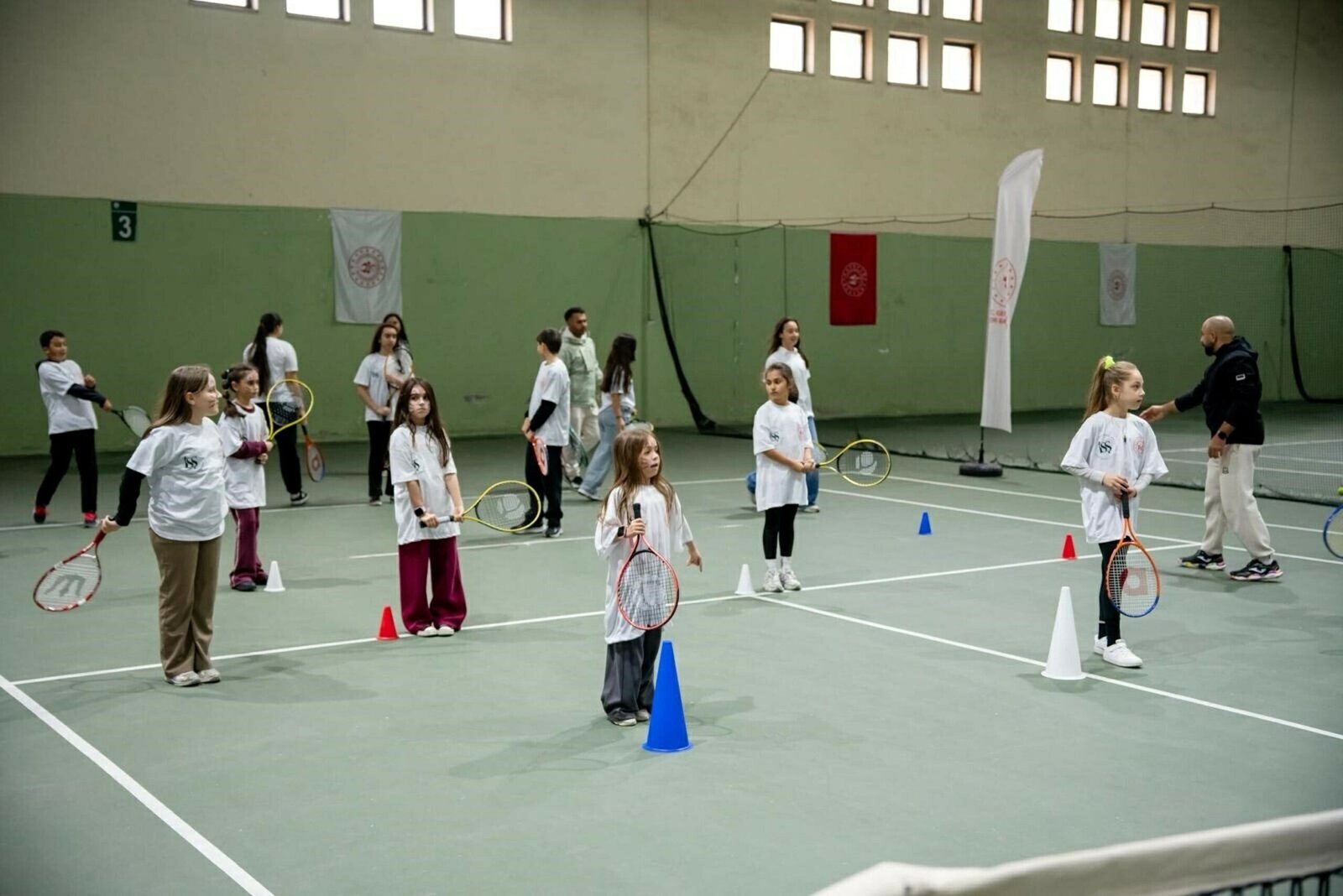 Yağmur ÖNGÜN/İZMİR, (DHA)- İZMİR'in ilçelerinde dezavantajlı bölgelerdeki çocukları tenisle buluşturan