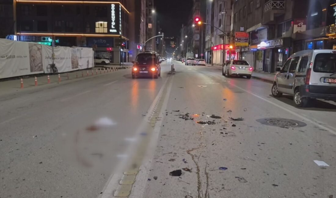 Batuhan KILIÇ/ESKİŞEHİR, (DHA)- ESKİŞEHİR'in Odunpazarı ilçesinde motosiklet ile hafif ticari