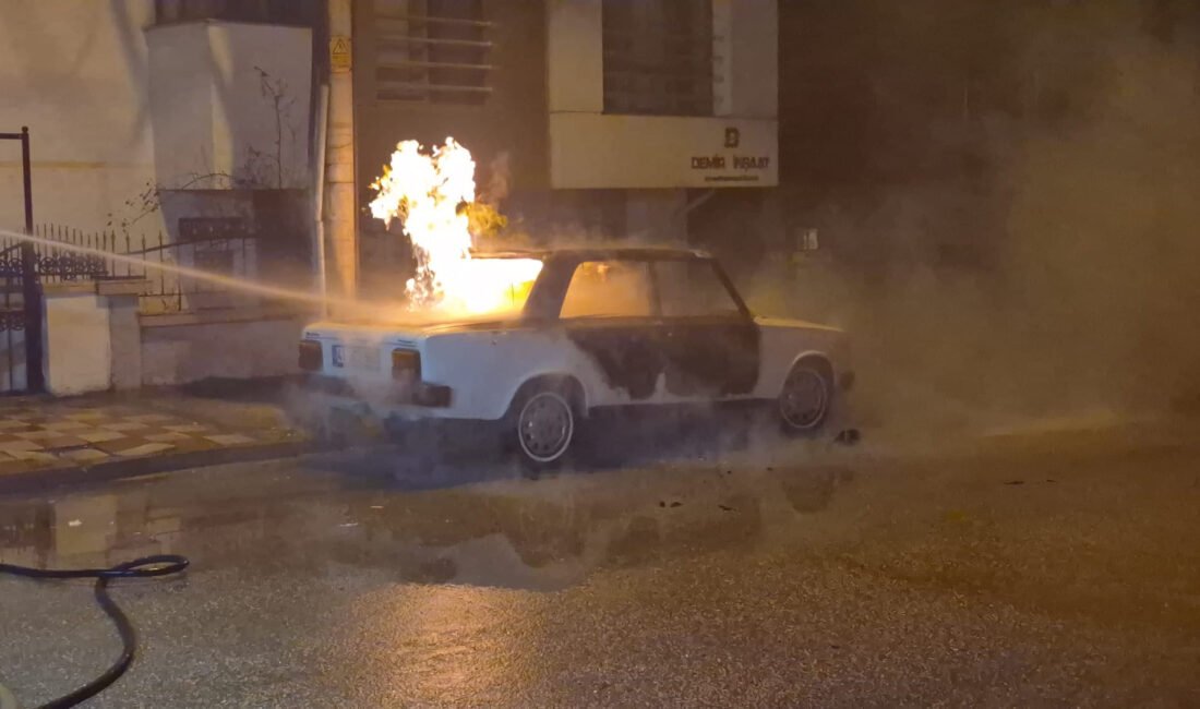 Eskişehir’de park halindeki otomobil yandı Batuhan KILIÇ/ESKİŞEHİR,(DHA)- ESKİŞEHİR’in Odunpazarı ilçesinde park halindeki otomobilde çıkan yangın,